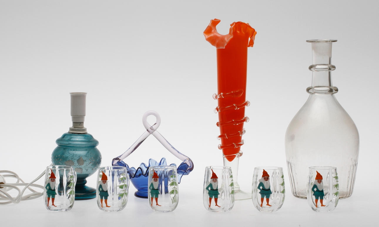 GLASFÖREMÅL, 10 delar, 1800-1900-tal.