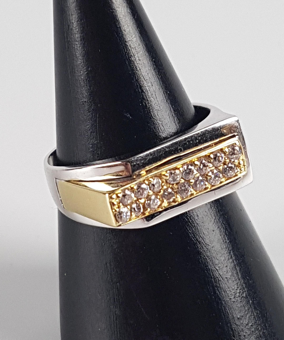 MIESTEN SORMUS, valkokulta, leima 585.