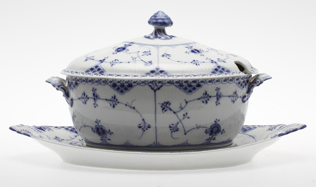 TERRIN MED LOCK SAMT FAT, porslin. "Musselmalet", Royal Copenhagen.