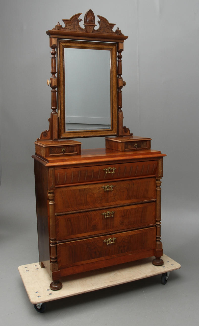 SPEGELBYRÅ, nyrenässans, 1800-tal.