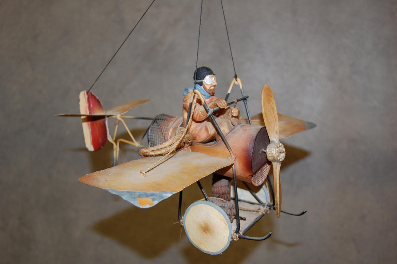 FIGURIN, flygplan, plåt, med pilot, 1900-talets slut.