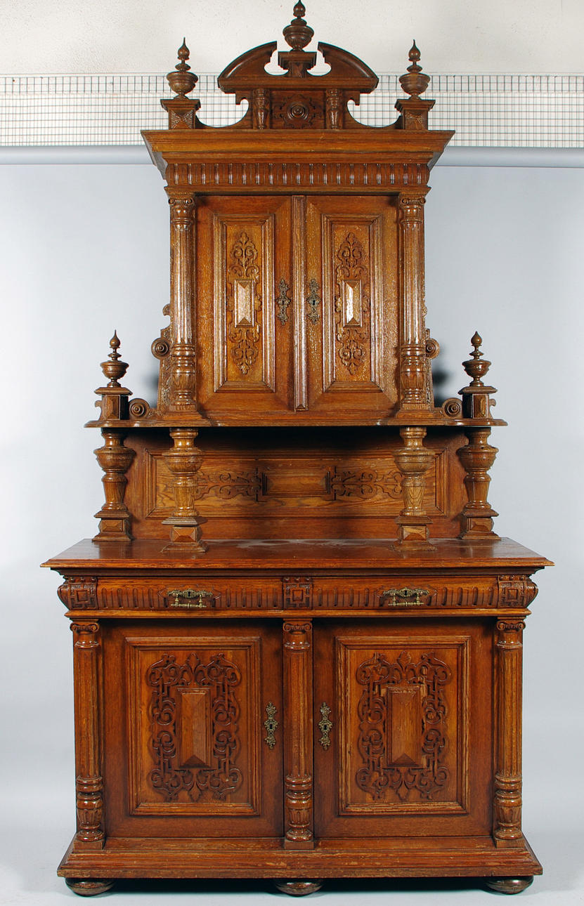 SALONGSSKÅP, ek, nyrenässans, 1800-tal.