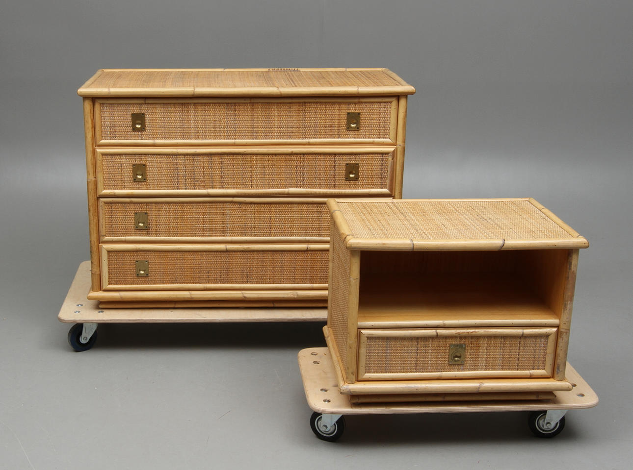 BYRÅ och NATTDUKSBORD, kolonialstil, 19/2000-tal.