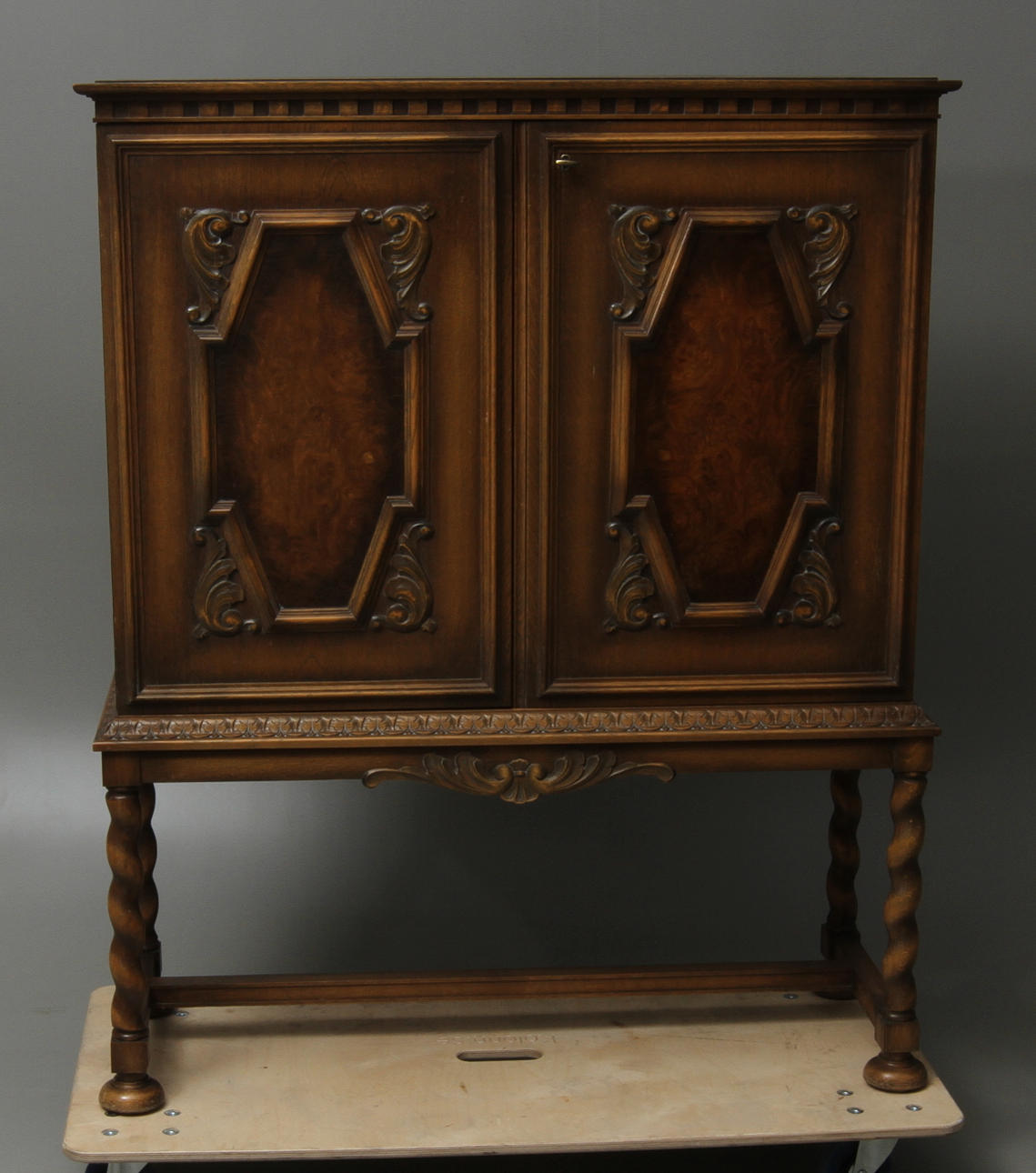 MATSALSSKÅP, barockstil, 1900-tal.