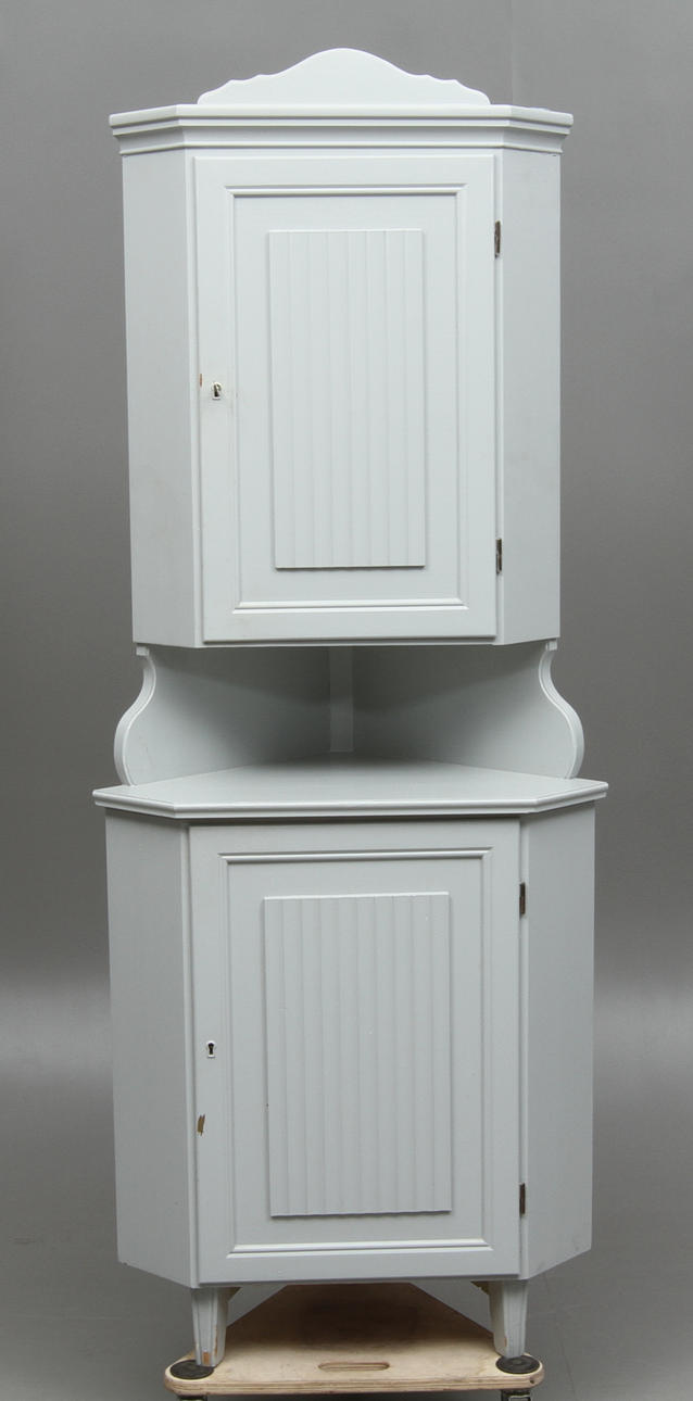 HÖRNSKÅP, gustaviansk stil, 1900-tal.