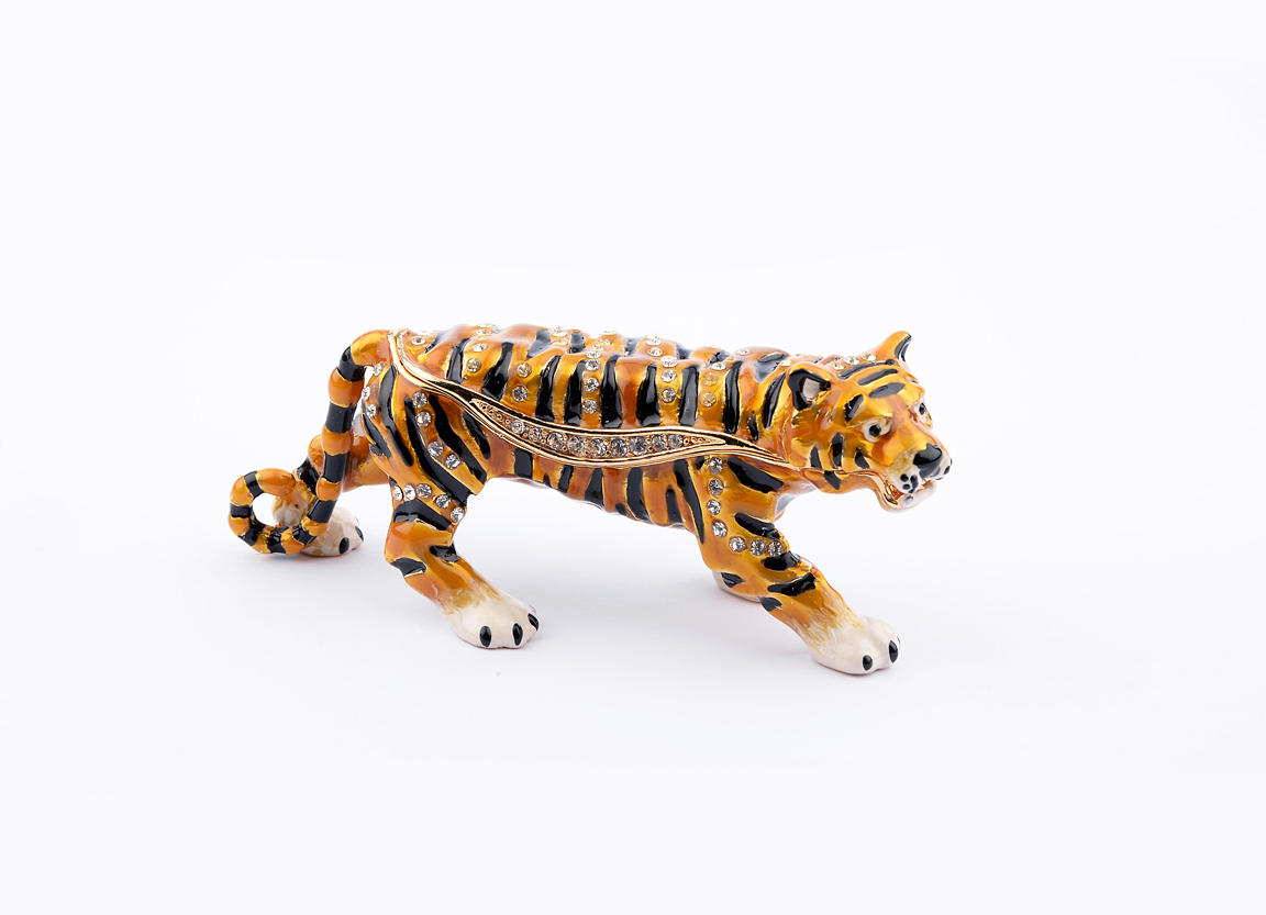 PILLER LÅDA. Tiger med strass.