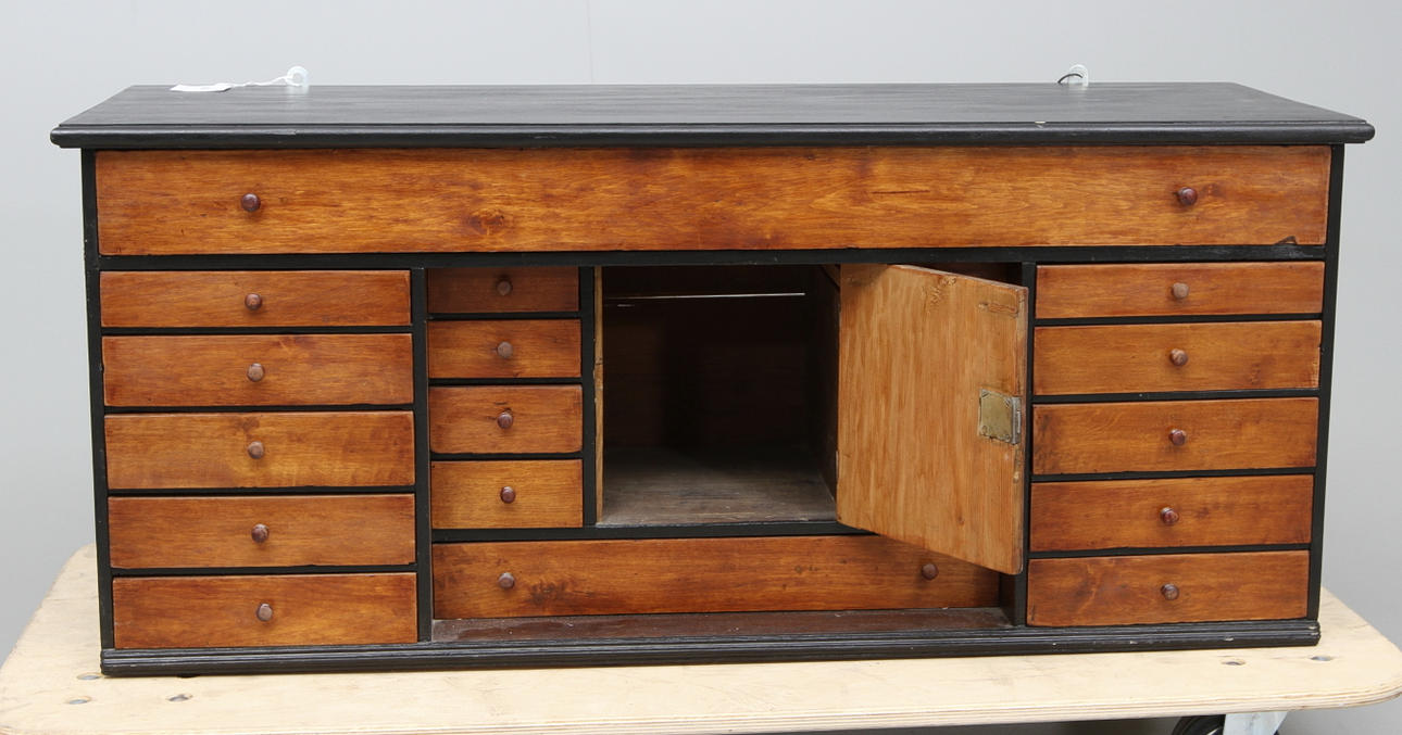 VÄGGHYLLA MED 21 SMÅLÅDOR, 1800-tal.