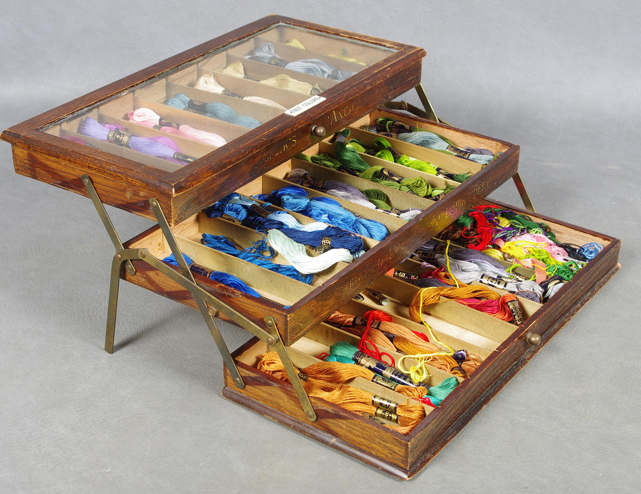 BORDSVITRINSKÅP, England, sekelskiftet 1800/1900-tal.