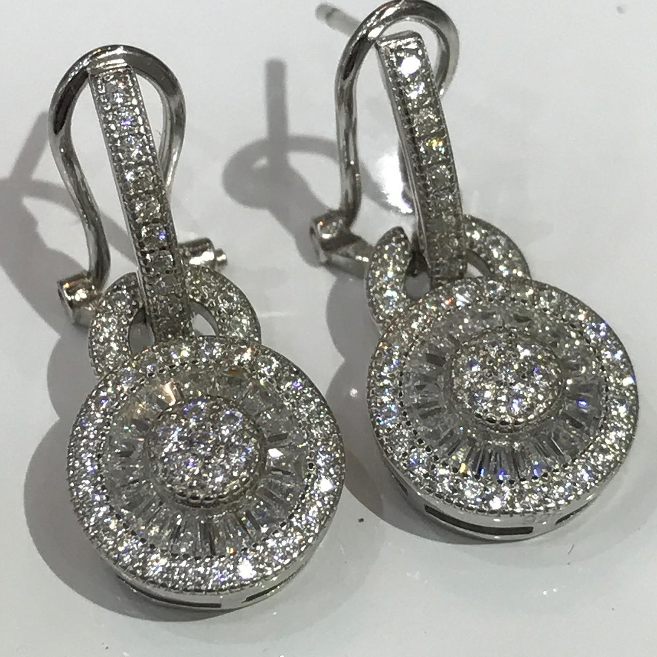 SILVER DROPPE ÖRHÄNGEN.