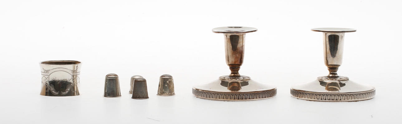 LJUSSTAKAR, FINGERBORGAR samt SERVETTRING, 7 delar, silver.