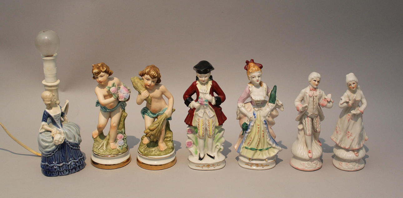 PARTI FIGURINER varav en figurinlampa (7). Porslin. 1900-tal, Italien.