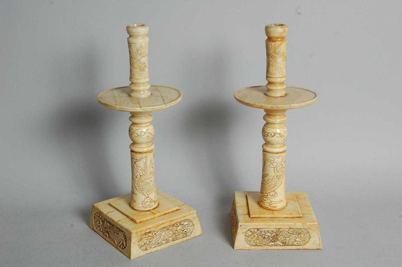 LJUSSTAKAR, 1 par, barockstil, Kina, benarbete, med dekor av drakar, sköldpaddor.