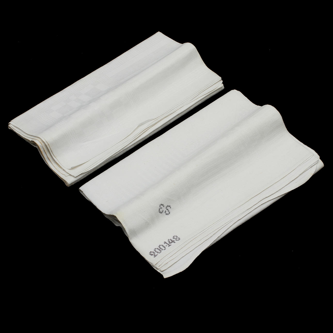 LINNEDUKAR, 2 st, 1900-tal. 175x150 resp 200x148 cm.