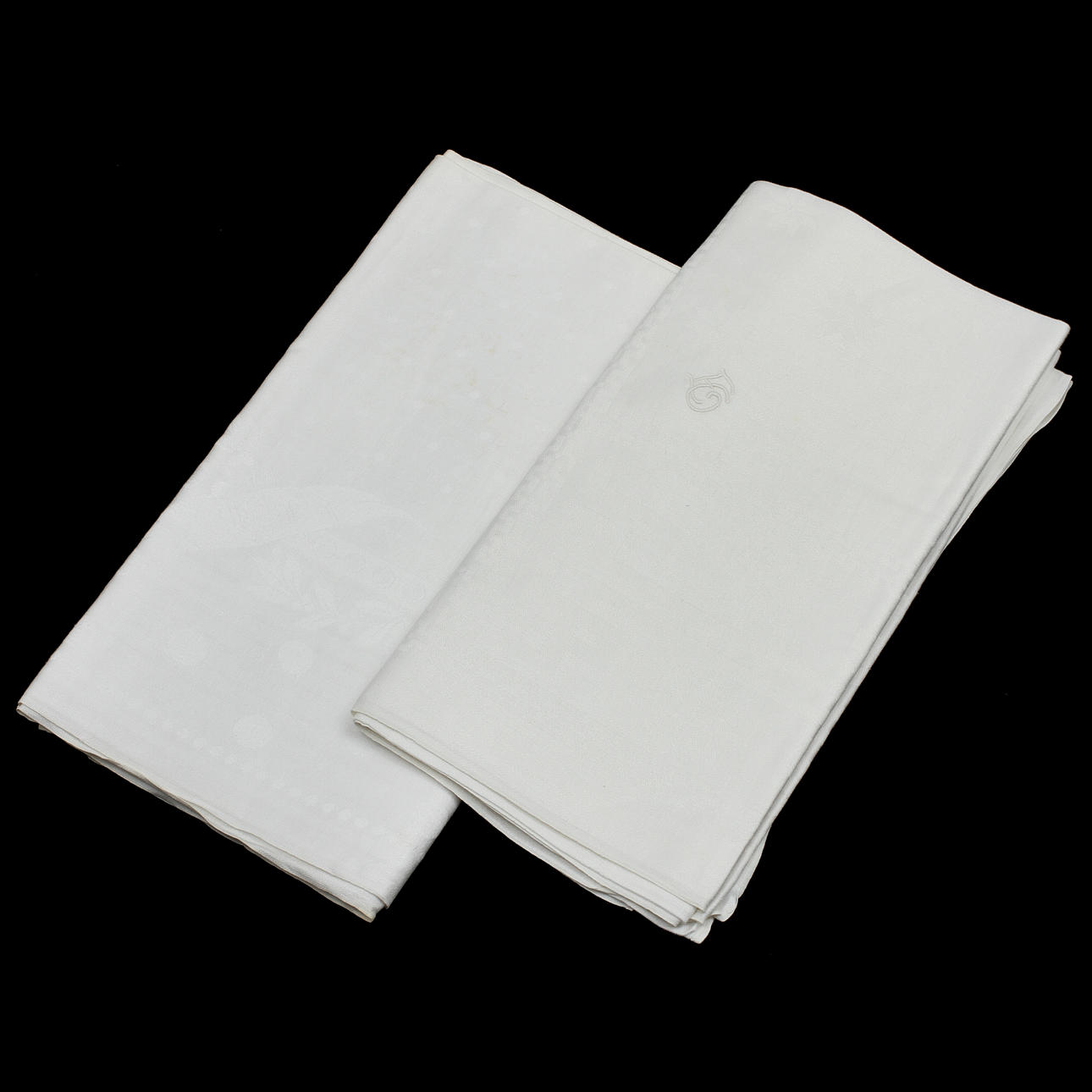 LINNEDUK, 1900-talets början.170x160 resp 150x150 cm.