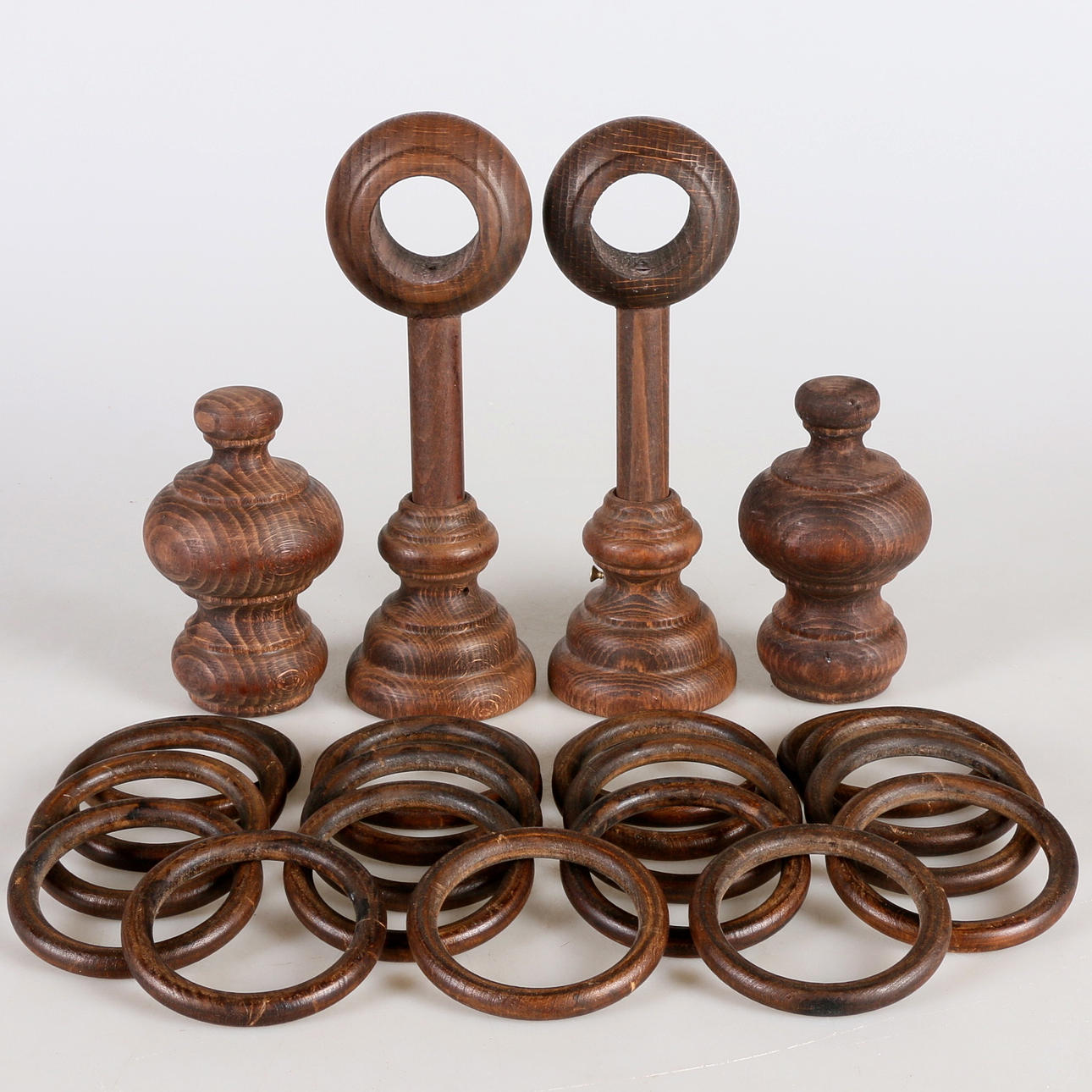 GARDINHOLDER, og holder, 23 dele, træ, 1900-tallet.