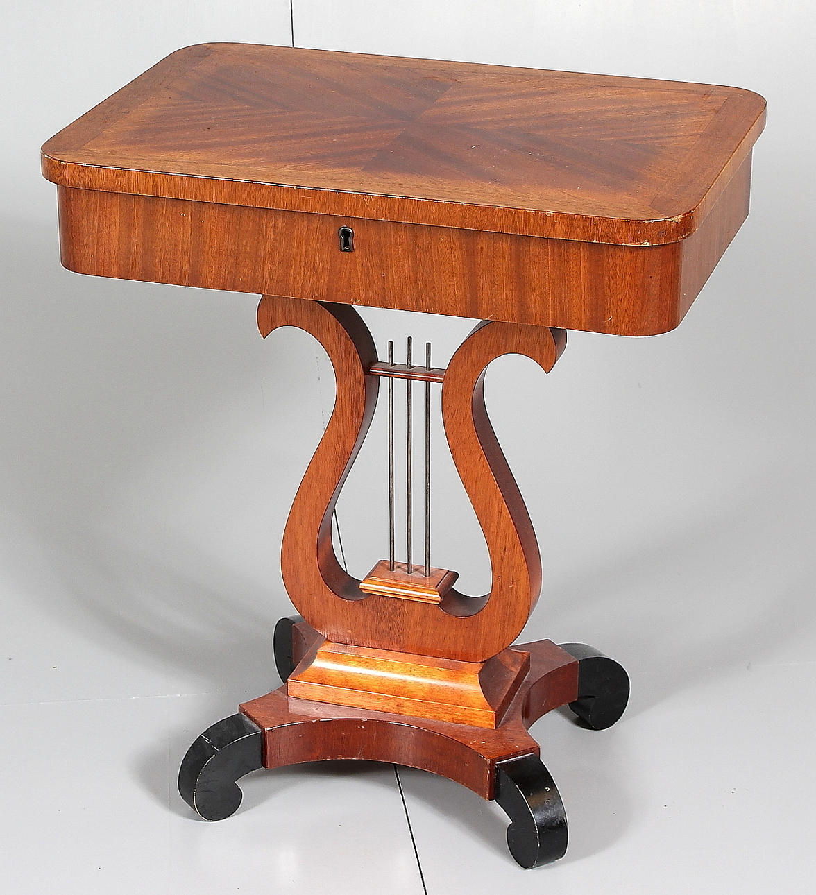 SYBORD, med låda, lyrfot, 1900-tal.