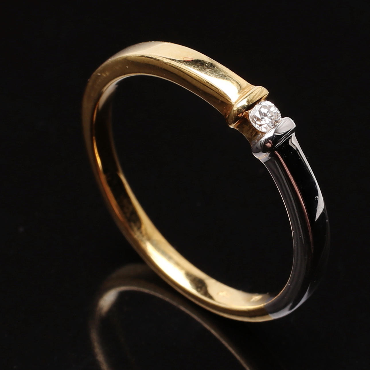 SINGLE STONE RING in red/white gold with diamond 0.05 ct.