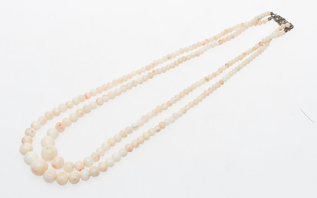 COLLIER, 2 rader, korall, silverlås med markasiter.