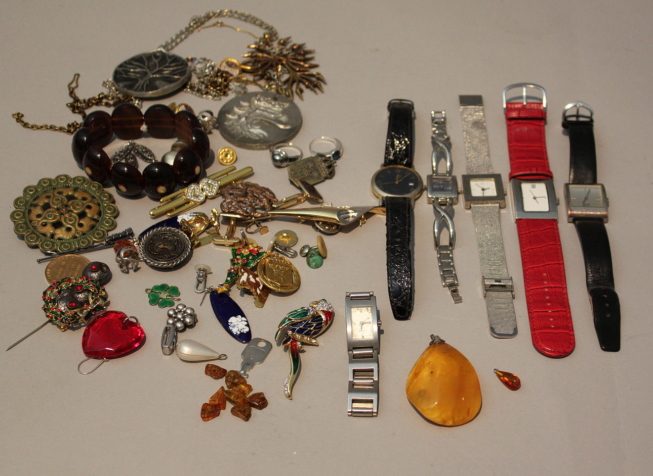 PARTI BIJOUTERIER + armbandsur, 1900-talets senare hälft.