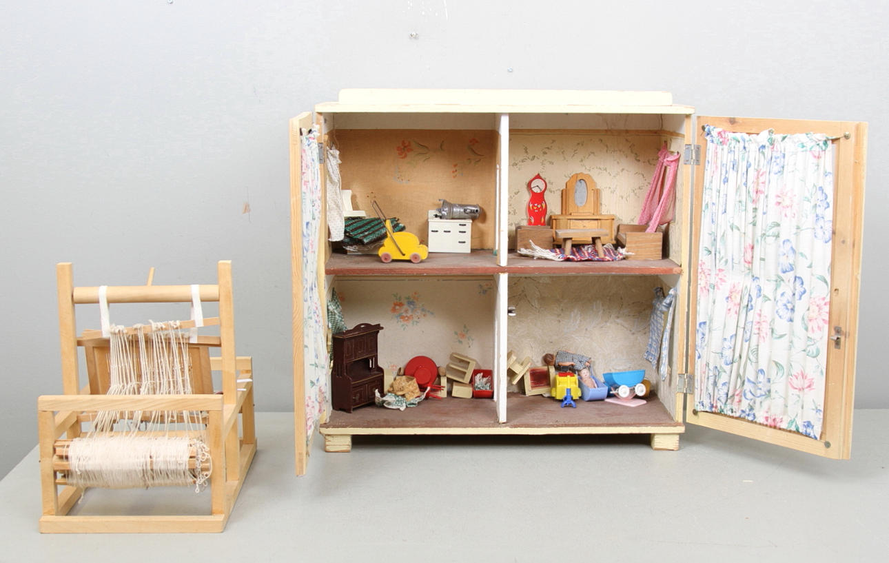 DOCKSKÅP med inrede, samt barnvävstol 1900-talets mitt.