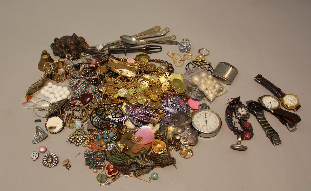 PARTI BIJOUTERIER + armbandsur etc, 1900-talet.