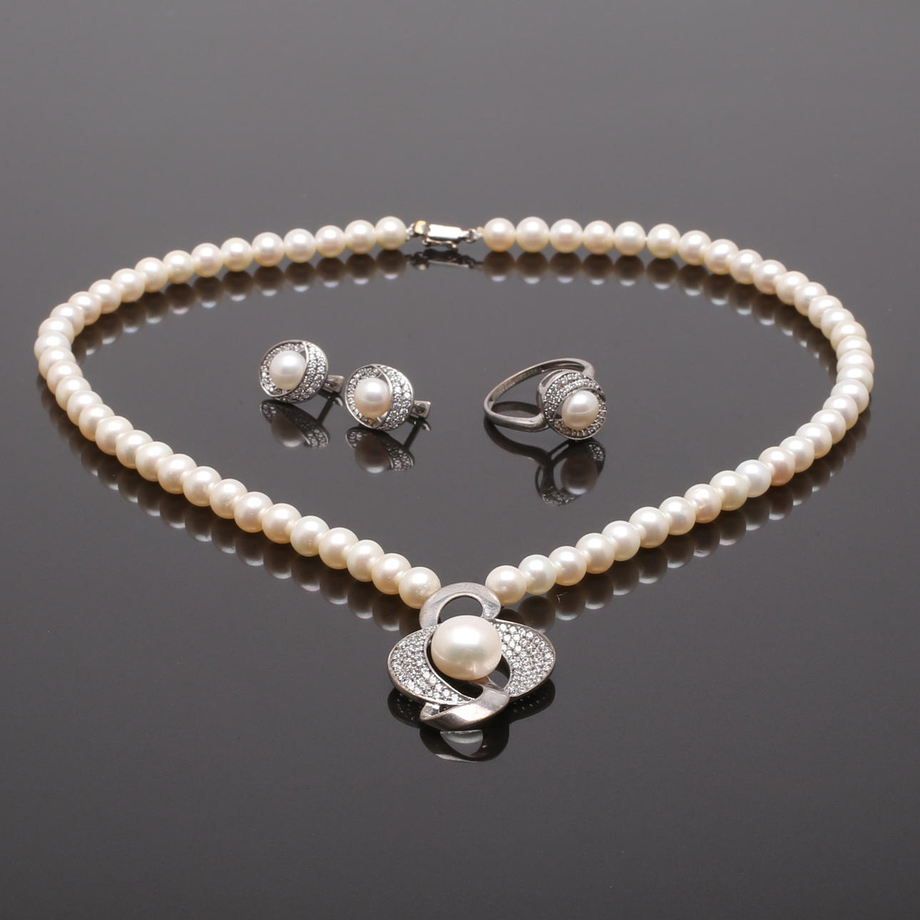 SET MED SMYCKEN, Silver med sötvattenspärlor.