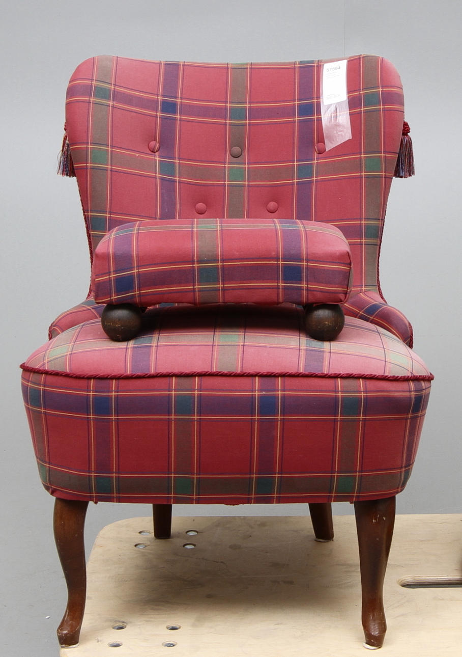 EMMAFÅTÖLJ samt fotpall 1900-talets mitt.