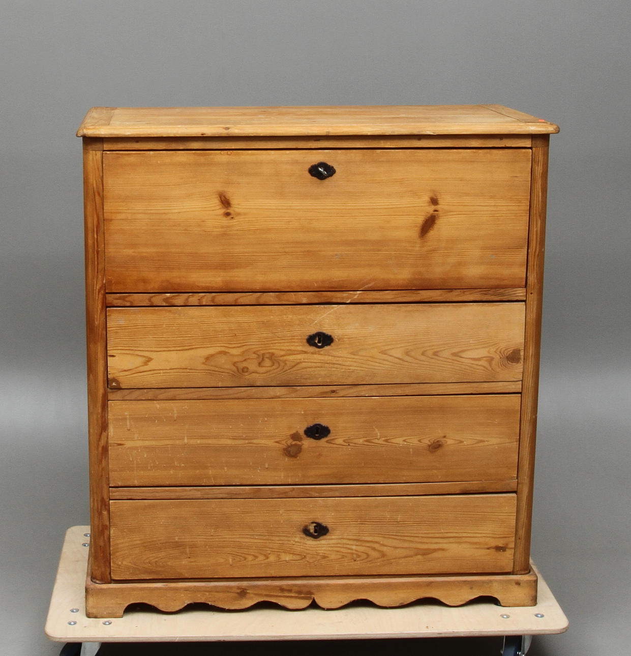 CHIFFONJÉ, furu, sent 1800-tal.