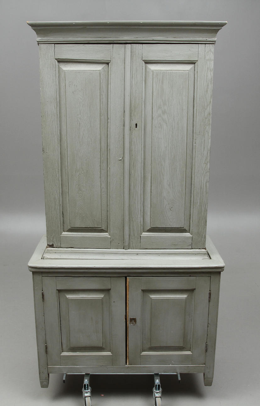SKÅP, gråmålat, med överdel från 1700-talet.