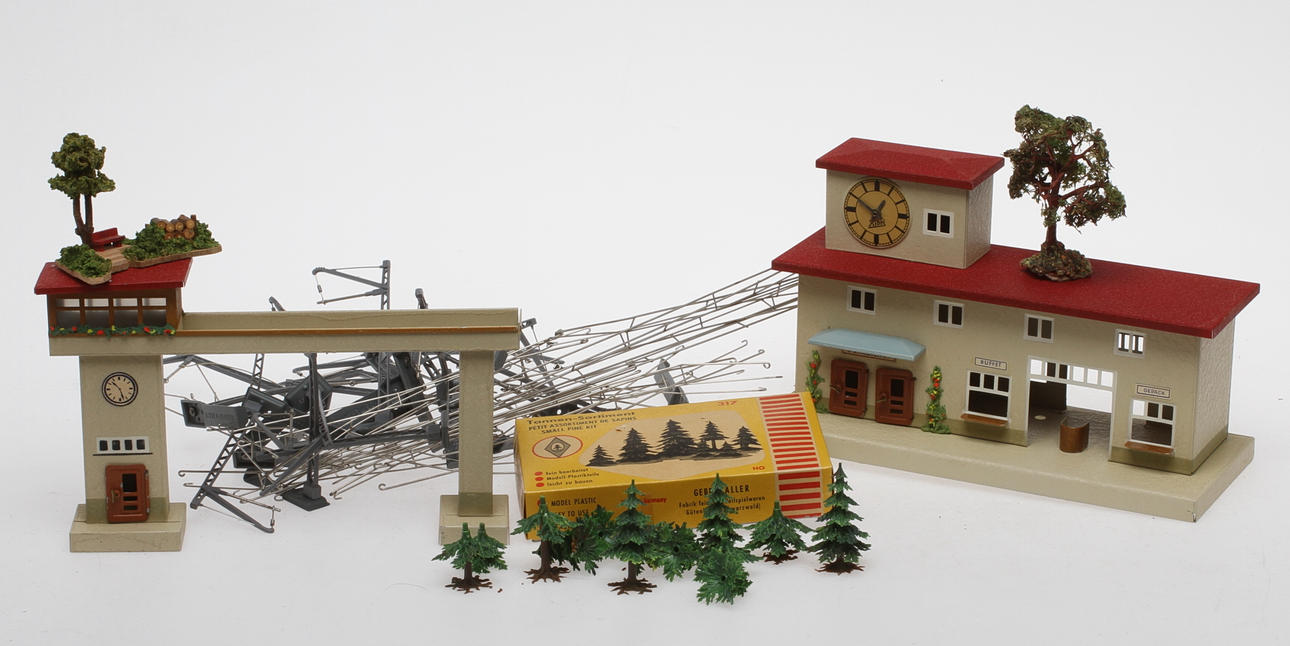 MODELLTÅG KIBRI station och övergång. Vollmer luftledning. Delvis originalkartonger.