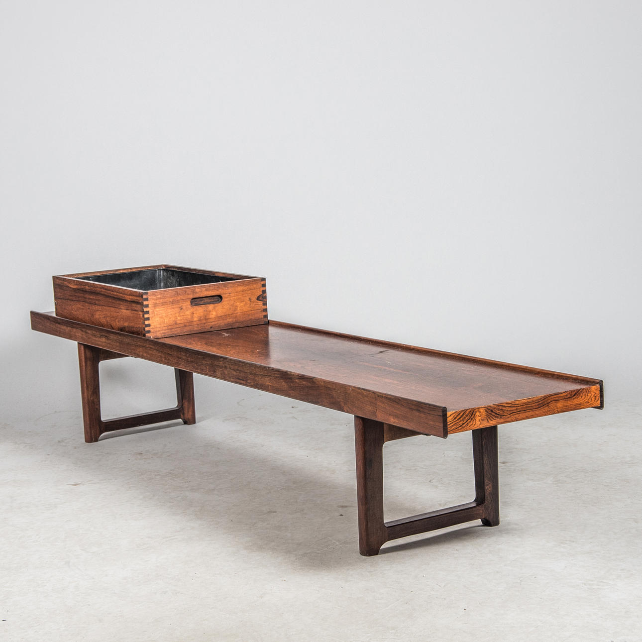 BANK MIT BLUMENKASTEN, Jacaranda, "Krobo", Torbjrn Afdahl, Bruksbo,  Norwegen. Mbel - Schrnke & Regale - Auctionet