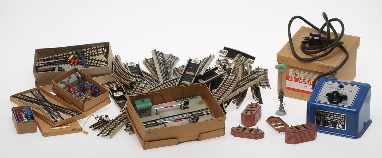 MODELLTÅG MÄRKLIN övergång 457 B, semafor 446/12, räls, växlar, bro, trafo med mera. Delvis originalkartonger.