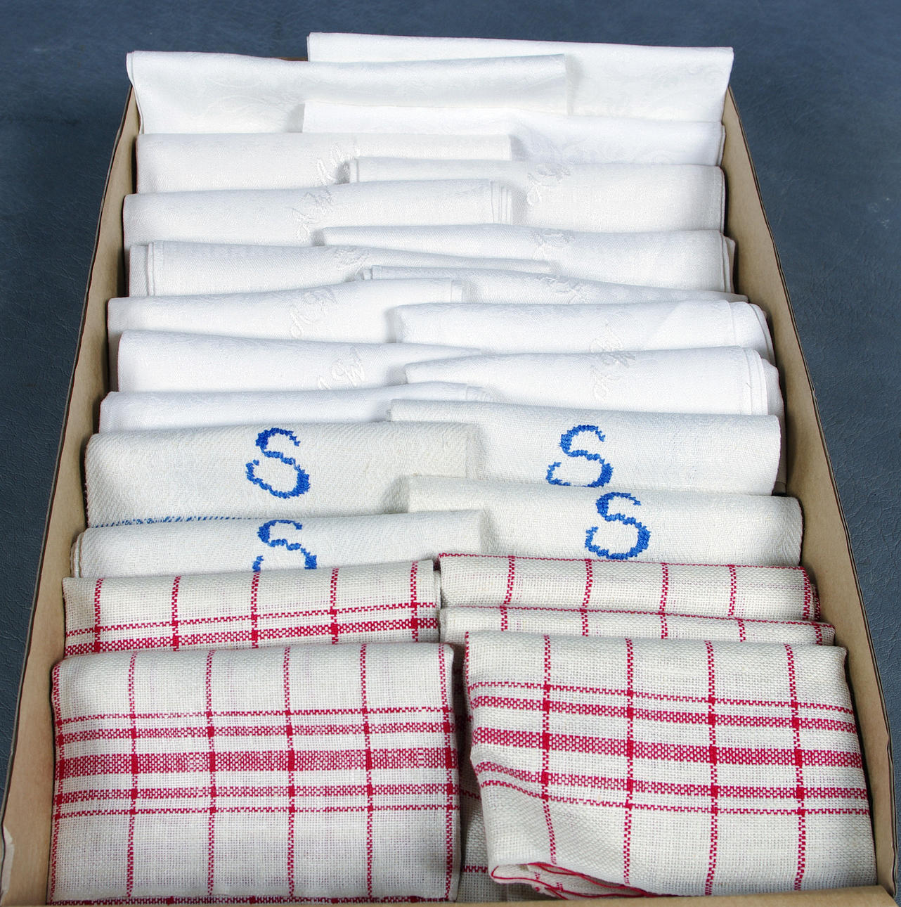 LINNESERVETTER SAMT HANDDUKAR.