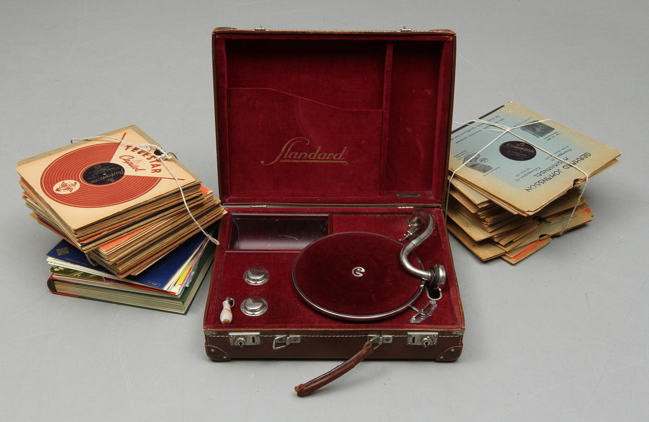 RESEGRAMOFON, "Standard", med stenkakor, 1900-tal.