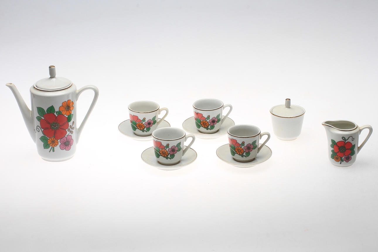 DOLL SET, eleven pieces, porcelain.