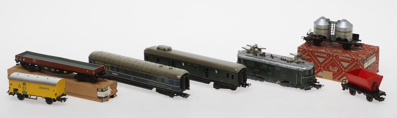 MODELLTÅG MÄRKLIN elektriskt lok RET 800 och 5 vagnar. Delvis originalkartonger.