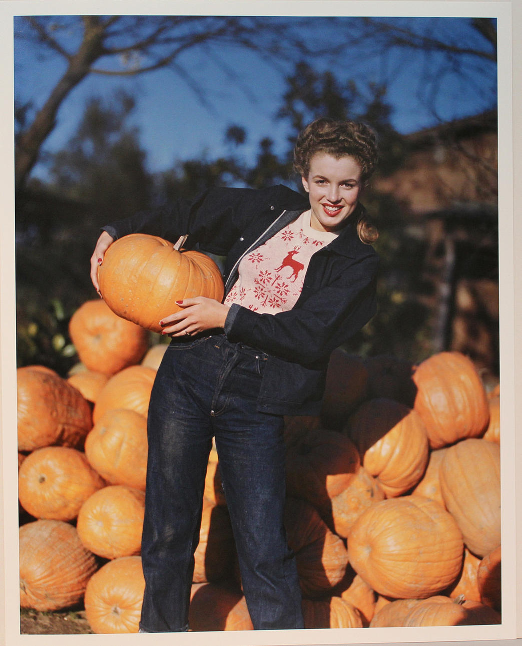 ANDRÉ DE DIENES. "Norma Jean Baker 1945" (Senare Marilyn Monroe). Fotografi. Signerad a tergo i trycket och stämpelmärkt och numrerad 121/200, daterad 16/5-2006.
