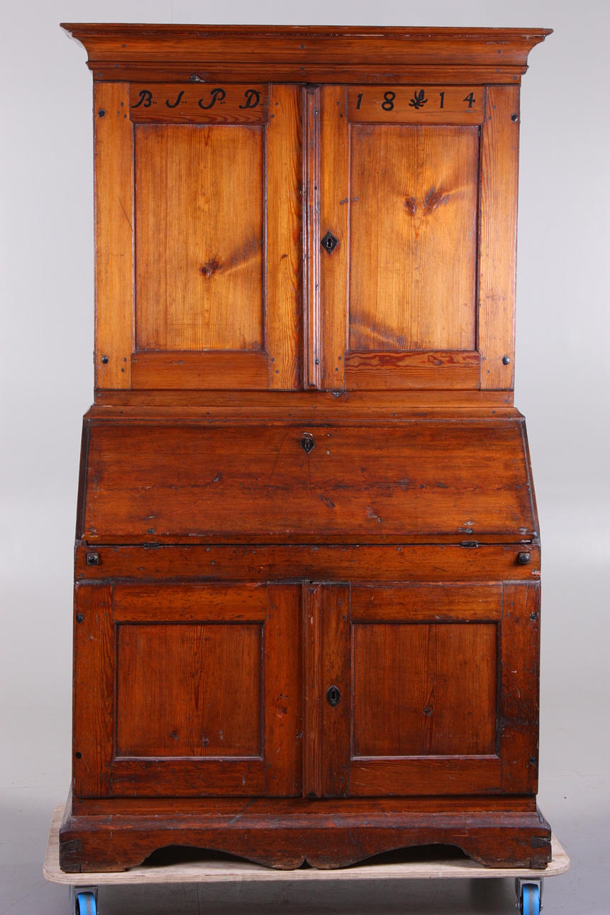 SCHIEBEKLAPPE MIT AUFSATZSCHRANK, 19. Jahrhundert.