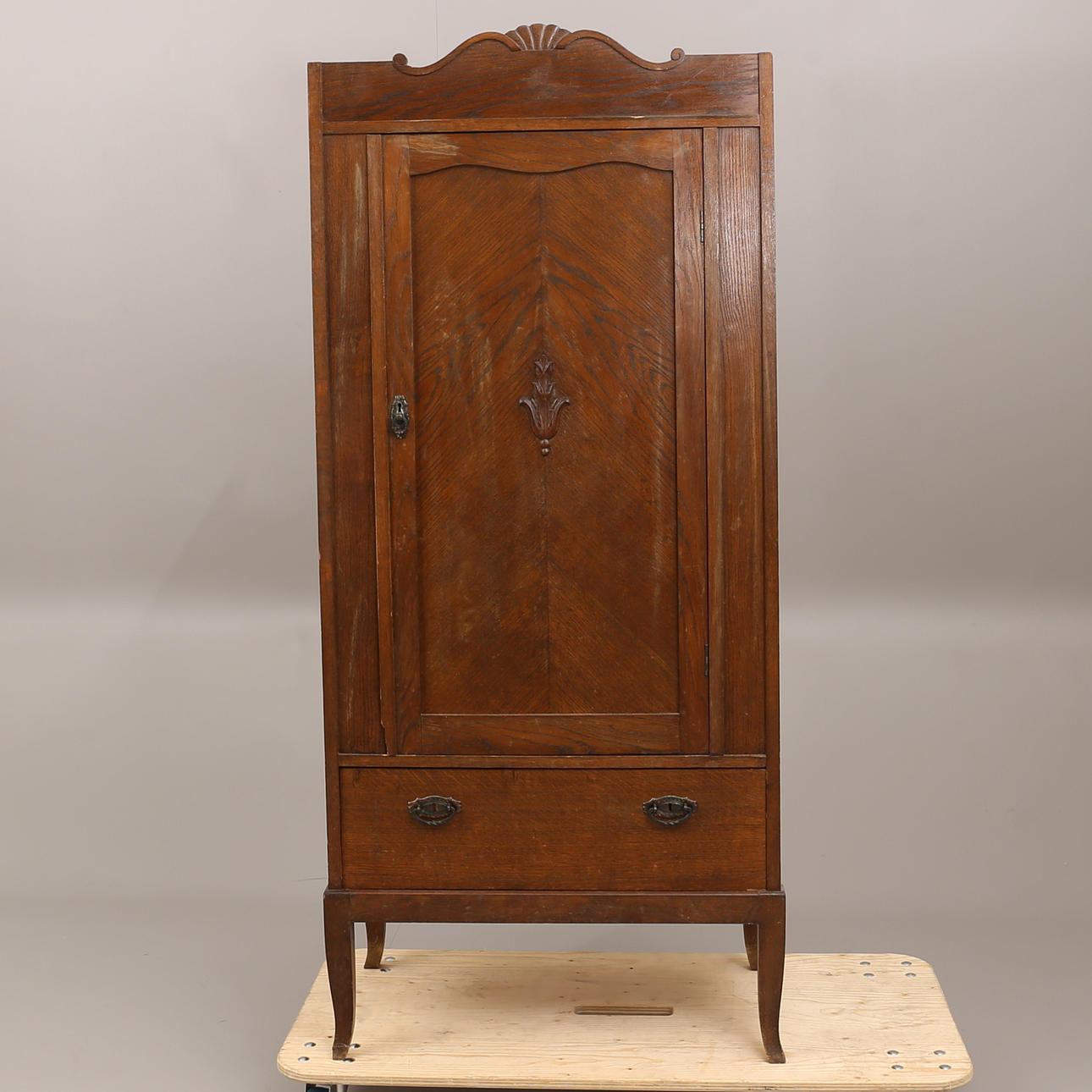 LINNESKÅP, ek, tidigt 1900-tal.