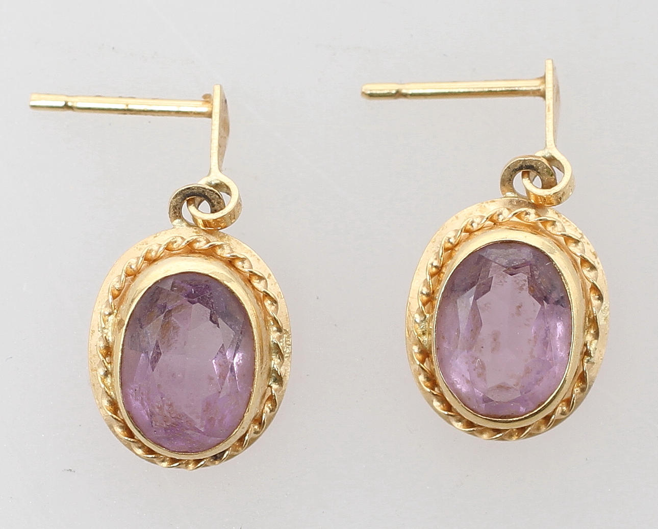 ÖRHÄNGEN, 1 par, 18k guld med ametister. 1900-tal. Vikt 1,3 gram.