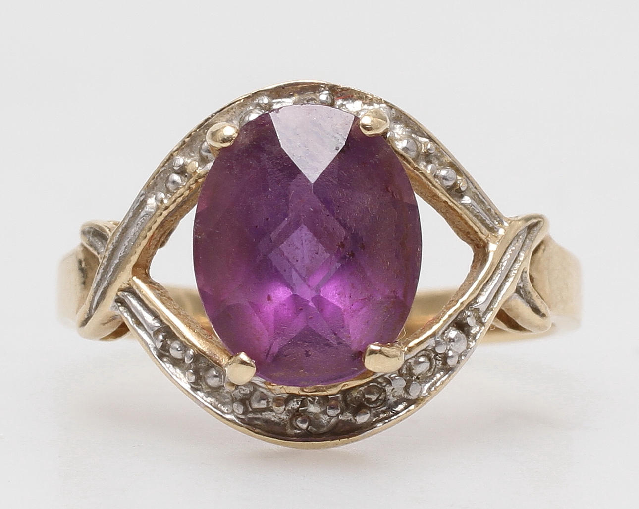 RING, 14k guld med ametist samt två mindre diamanter, 1900-tal. Vikt 3,7 gram.