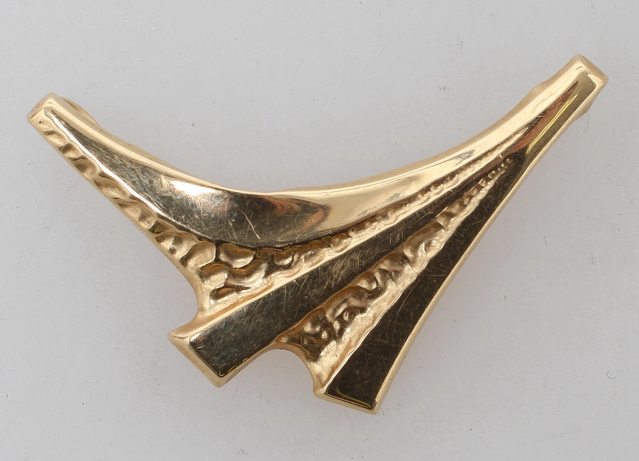 HÄNGE, 18k guld. Vikt 0,8 gram.