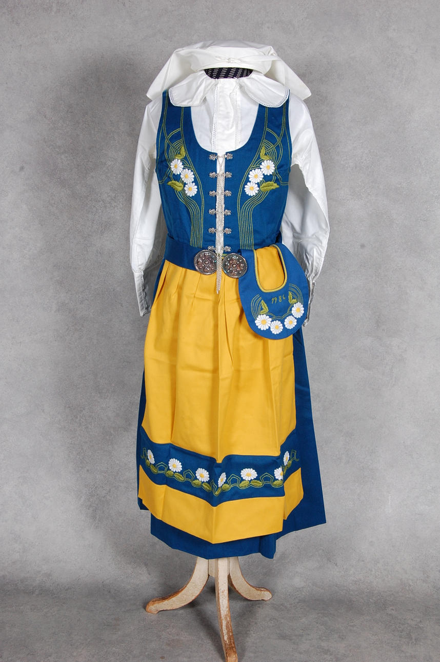 SVERIGEDRÄKTEN, oanvänd i kartong, med dräktsmycke.