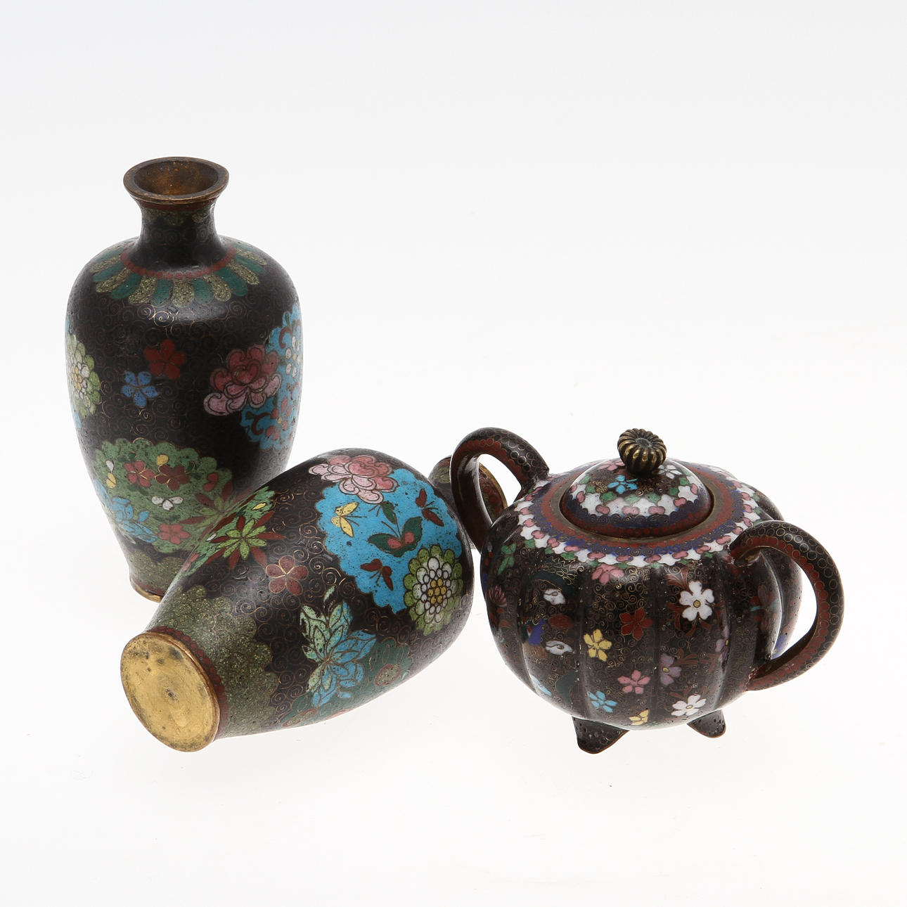 URNOR, ett par samt LOCKURNA, cloissone, Kina/Japan, 1800/1900-tal.