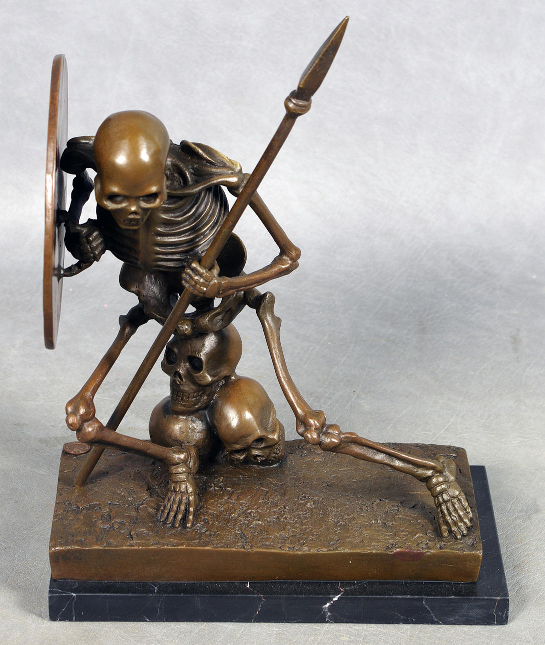 BRONSSKULPTUR, skelett med vapen, osignerad.
