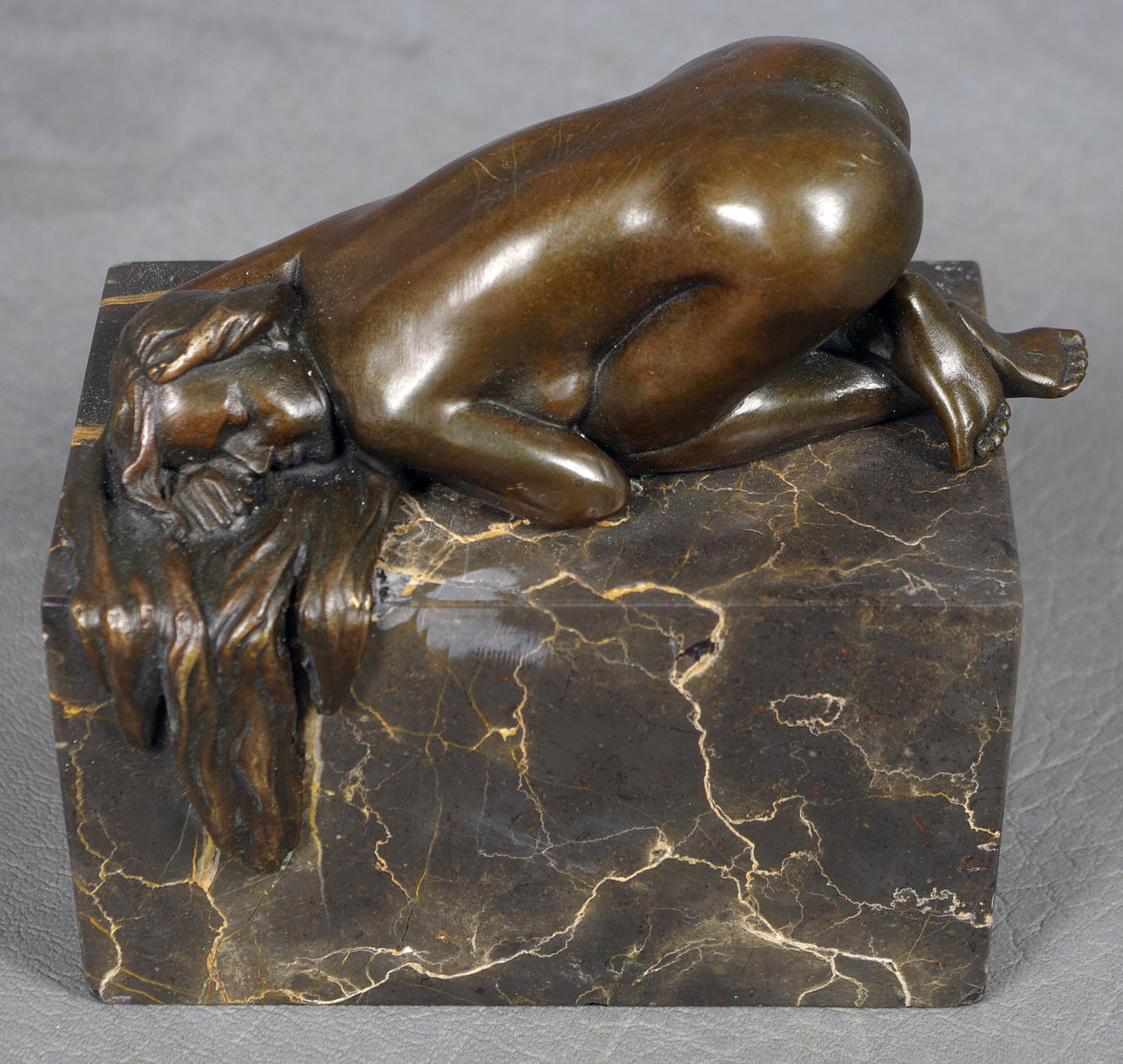 BRONSSKULPTUR, liggande kvinna, osignerad.