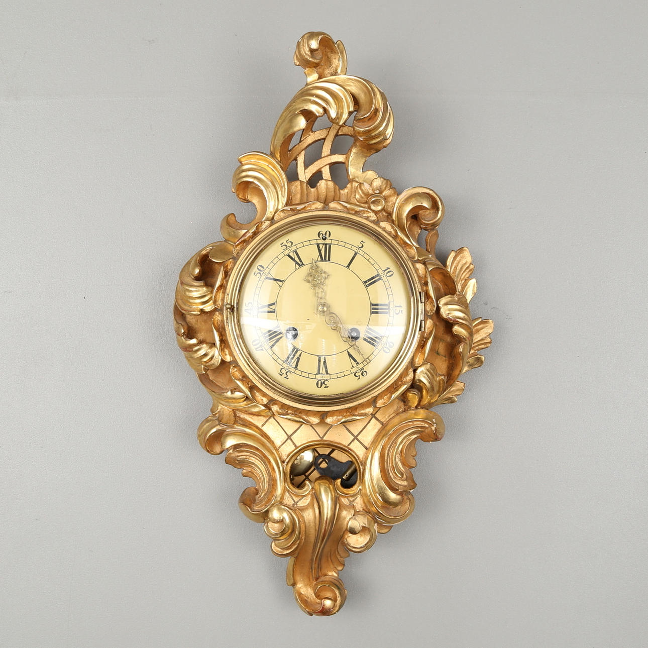 VÄGGUR, rokokostil, skuret trä, 1900-tal.