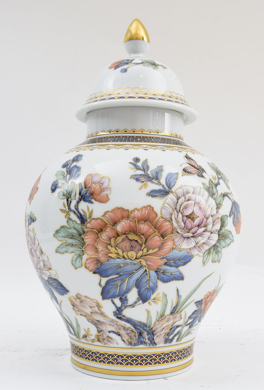 KAISER PORZELLAN. Artist lidded vase Duchesse, porcelain with polychrome and gold decoration, marked, 20. Century. Ceramics & Porcelain - European