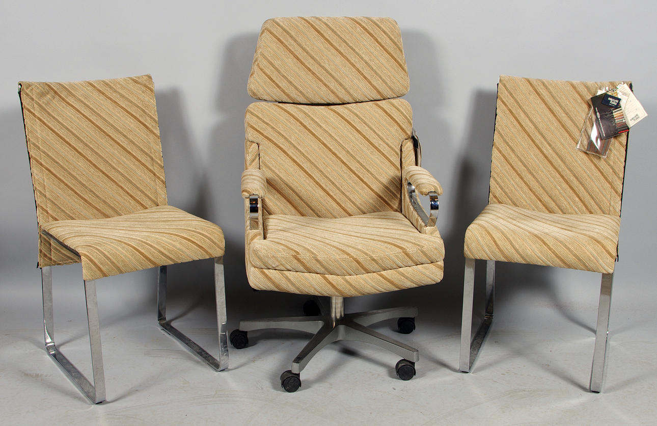 KONTORSSTOL SAMT 2 STOLAR.