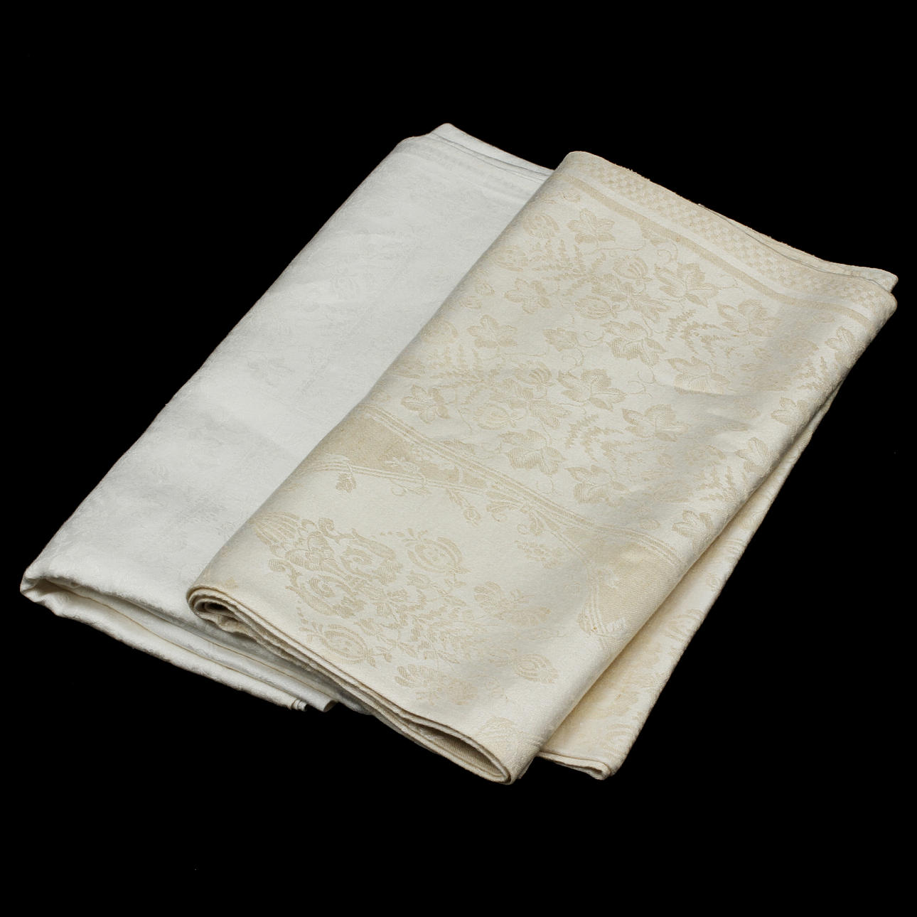 LINNEDUKAR, 2 st, 1900-talets andra hälft. 145x150 resp 140x145.